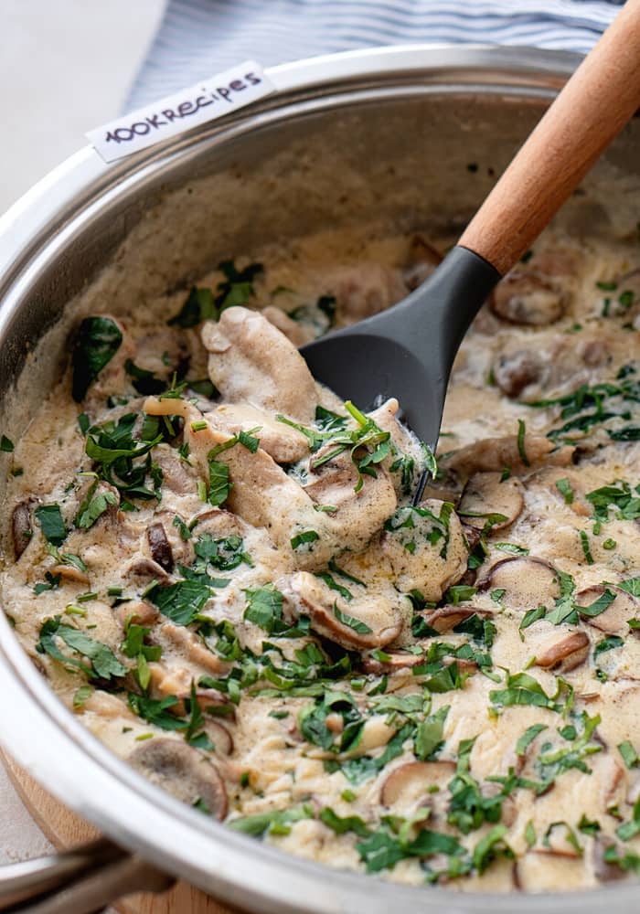 CHICKEN AND SPINACH IN CREAMY MUSHROOM SAUCE
