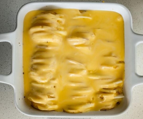 https://100krecipes.com/wp-content/uploads/2020/11/Cheesy-Scalloped-PotatoesSquare-size-3.jpg